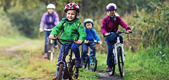 Groupe enfant à vélo dans la forêt
